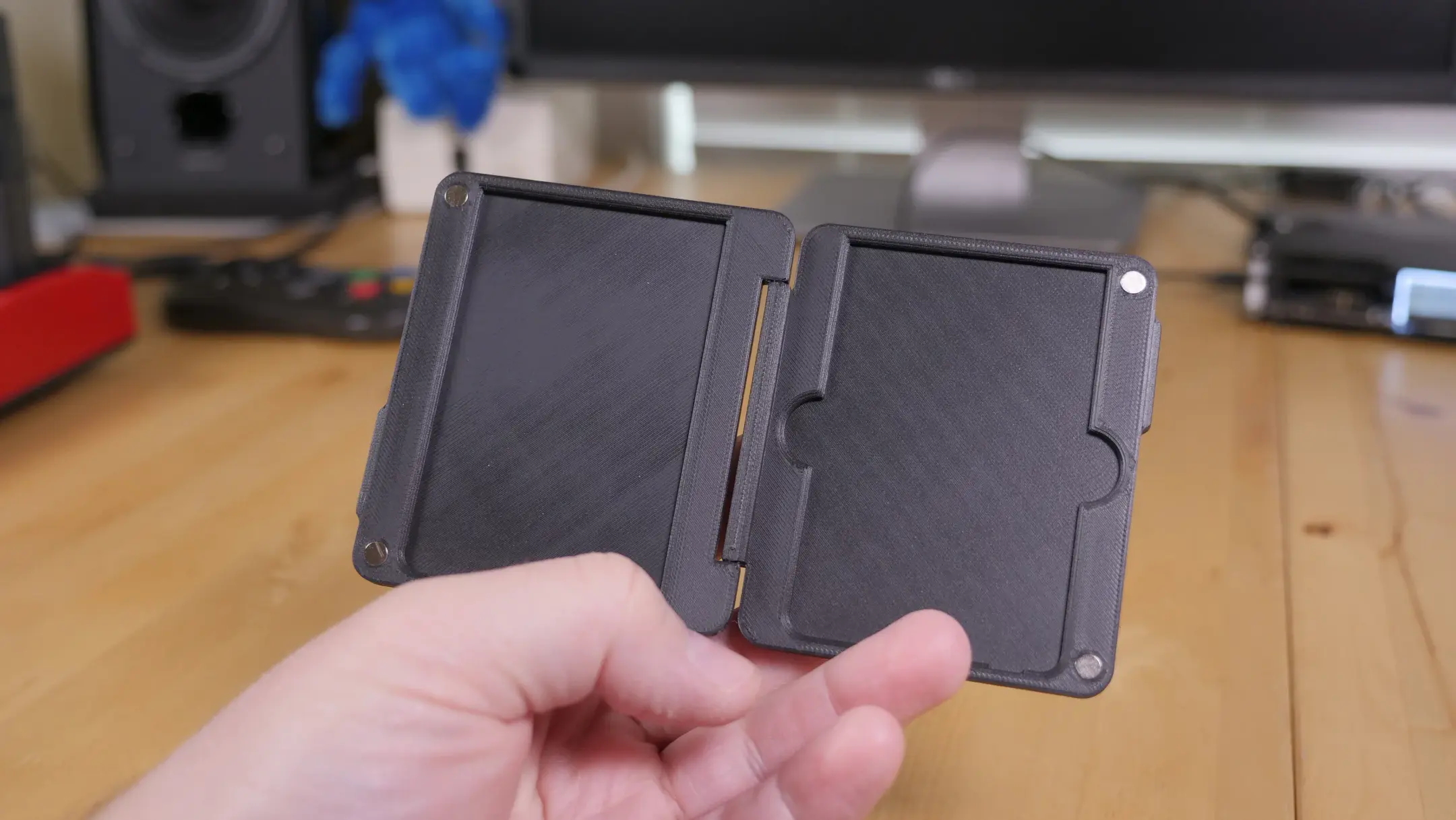 Picture of Retrofrog NeoSaveKeepa - Magnetic storage case for your NeoSaveMasta memory card (2016 and newer) for Neo Geo (3)