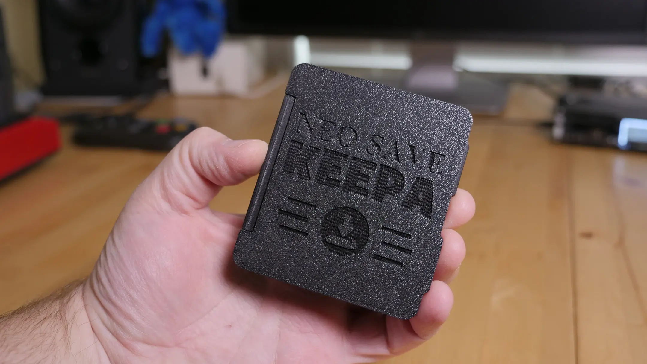 Picture of Retrofrog NeoSaveKeepa - Magnetic storage case for your NeoSaveMasta memory card (2016 and newer) for Neo Geo (4)